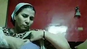 Egyptian MILF Gamda's seductive charm in a steamy video