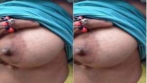 Telugu Bhabhi's big boobs pushed together
