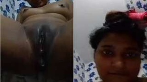 Bangal girl pleasures herself with her fingers in solo video