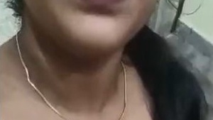 Tamil bhabi teasing her boyfriend with seductive moves in video call