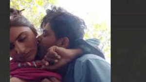 Amateur Indian couple gets frisky in the great outdoors
