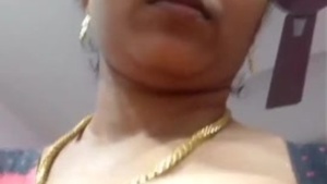 Mature Indian woman flaunts her big boobs in steamy video