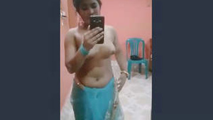 Desi babe unveils her beauty and flaunts her curves in front of her partner
