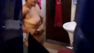 Hidden camera captures sexy desi bhabhi in the shower