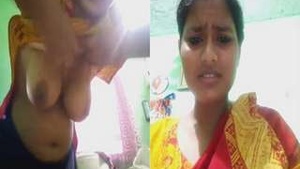 Exclusive video of a desi girl exposing her boobs and pussy