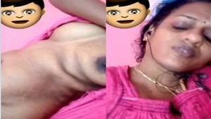 Exclusive Tamil bhabhi flaunts her body in video call