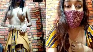 Exclusive video of a sexy Indian amateur performing a striptease