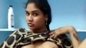 Mallu wife indulges in solo masturbation on video call