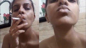 Desi babe flaunts her body in a seductive camera selfie