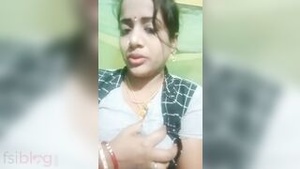 Lusty bhabhi teases with her pussy in desi video