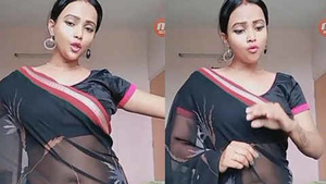 Curvy babe's belly button gets some attention in saree