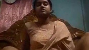 Bangladeshi girl masturbates and takes a nude selfie