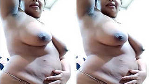 Exclusive amateur video of sexy Indian bhabhi bathing and dancing