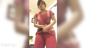 Hairy pussy girlfriend reveals her Shaggy Fur Pie in Kolkata sex video