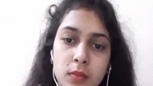 Indian girl Pirya Bhabhai takes nude selfies and teases in video