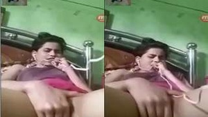 Exclusive video of a sexy Indian girl pleasuring herself with her fingers