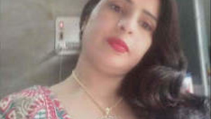 Mature Desi Aunty Gets Fucked on Camera