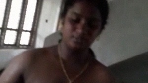 Mallu auntie bares it all in naughty video