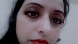 Pakistani bhabhi's solo mms of nude selfie and desi pussy