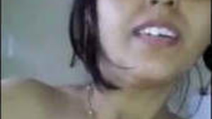 Bhabhi pleases her lover with her fingers in a homemade video