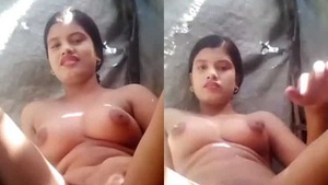 Naked Indian girl pleasures herself with her fingers in selfie video