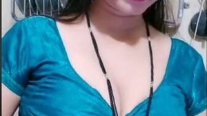 Cute bhabhi flaunts her cleavage and removes her blouse
