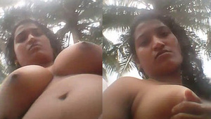 Aunty flaunts her busty assets in a sizzling video