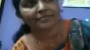 Tamil auntie shows off her naked body in a video call