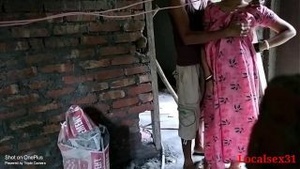 Indian auntie seduces a Desi boy in a Gujrati porn video