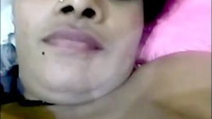 Desi bhabi flaunts her big boobs in a sensual manner