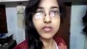 Desi girl flaunts her body in a nude video