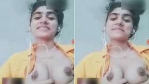 Exclusive video of a cute Indian girl showcasing her body