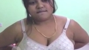 Indian beauty flaunts her big boobs and sexy curves in solo video