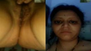Indian amateur babe Anu Bhabhi flaunts her body and gives a blowjob in this exclusive video