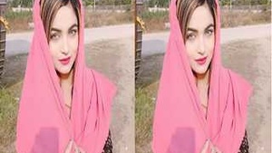 Cute Paki girl pleasures herself with her fingers in exclusive video