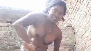 Nude selfie video of a babe taking a bath in Dehati