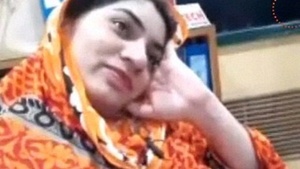 Pakistani girl masturbates in live sex video from office