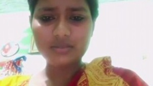 Indian girl uses fingers for pleasure in solo video