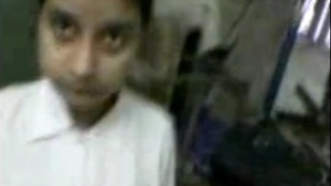 Sri Lanka schoolgirl gets naughty in xnxx video