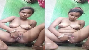 Big boobed Bhabhi masturbates in Dehati video