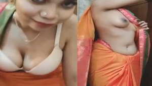 Sultry bhabi in saree shows off her body in seductive striptease