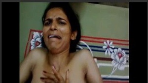 Indian girl Sarika gives herself a handjob in a steamy video
