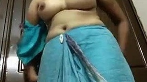 Mature Desi auntie shows off her natural breasts in softcore video